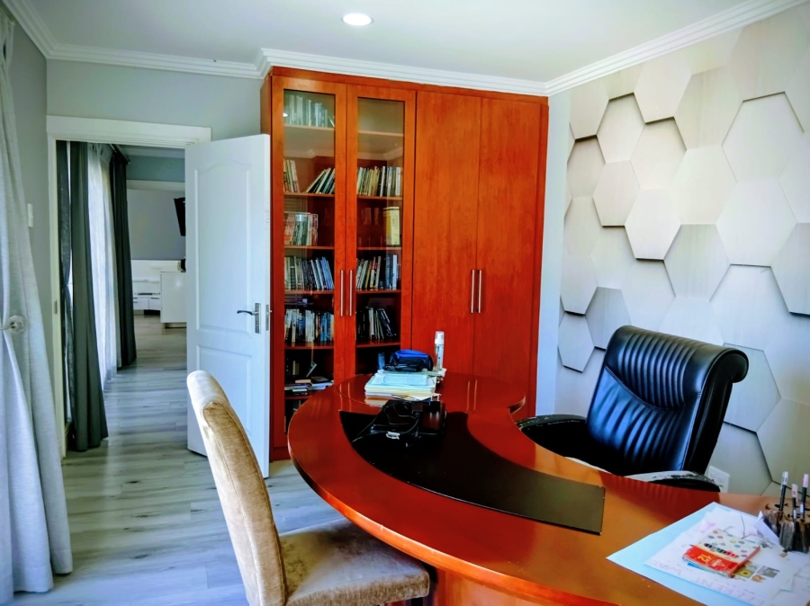 5 Bedroom Property for Sale in Beacon Bay Eastern Cape